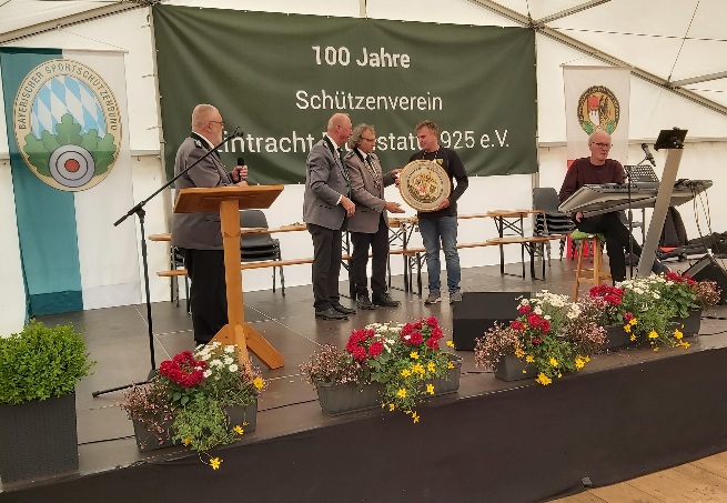 Übergabe Scheibe + Schützenkette
